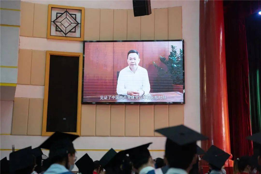 中裝建設董事長莊重作為廈門大學校友代表在2022屆畢業(yè)典禮上進行發(fā)言 